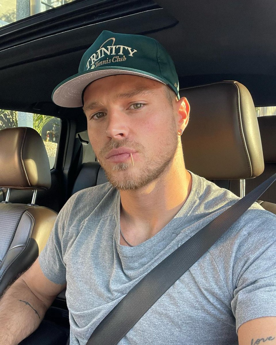 Barba tá vindo rapaziada, projeto até a minha agência me mandar ficar com a cara lisa de novo. 🤬