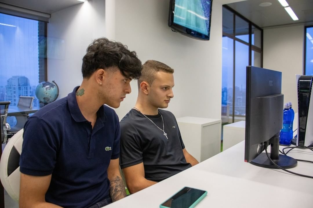 ethinkball's tweet photo. DOIS CRAQUES! Alguns cliques do duelo EM ALTÍSSIMO NÍVEL entre @StevenKohler10 e Luis Felipe, que rolou na grande final presencialmente da Liga Paulista Think Ball, na sede da @thinkball_, em SP! ⚽️🎮🔥
📸 M7 Films
#LigaPaulistaThinkBallFIFAUltimateTeam #eThinkBall #ThinkBall https://t.co/zRUPIuKGn4