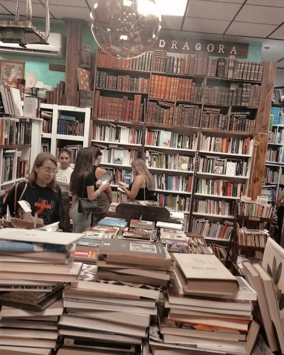 «Los libros de segunda mano son libros salvajes, libros sin hogar; se han reunido en grandes bandadas de plumas variadas y tienen un encanto del que carecen los volúmenes domesticados de la biblioteca. Además, en esta compañía.Virginia Woolf ✨📖🌿

#librossegundamano #librerias