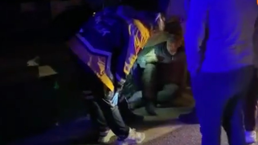 Bursa’da yolu kesilen tır şoförü hastanelik oldu.