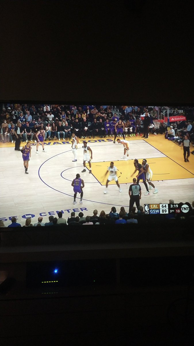 SandeRocha's tweet photo. Vaya inicio de temporada para lakers en la NBA, perdiendo por casi 30 puntos. https://t.co/RViNHUhyVy