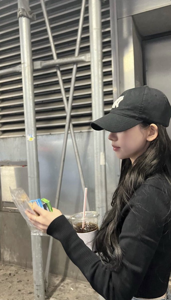 aekarinaw's tweet photo. Finally, i have some time for myself in the middle of work. Walking around the town and buying my favorite snack for thanking myself to survive this hectic schedule. https://t.co/MaieBGFKWz