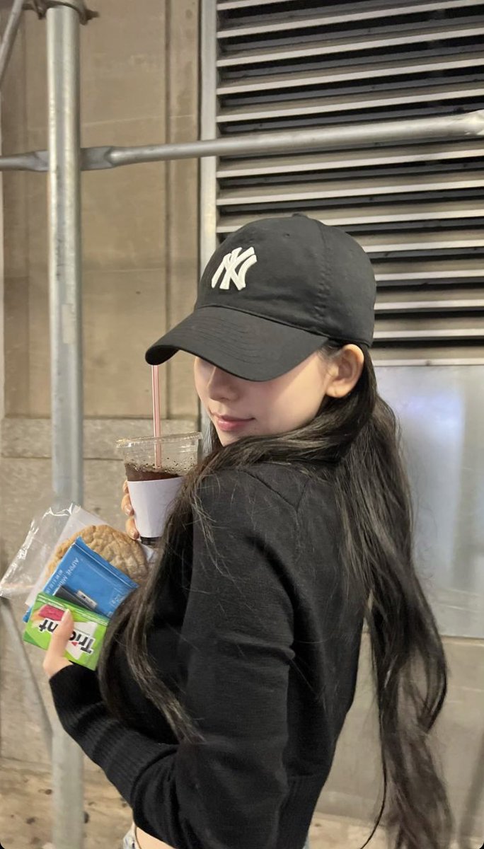 aekarinaw's tweet photo. Finally, i have some time for myself in the middle of work. Walking around the town and buying my favorite snack for thanking myself to survive this hectic schedule. https://t.co/MaieBGFKWz