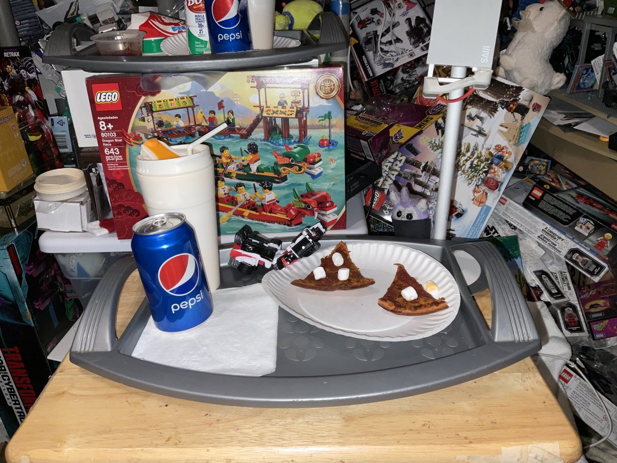 Transfan2's tweet photo. @JesseWittenrich @NightShiningPR @BotCon
Puggle IDW Galvy: Seeing #Crasher/#Fracture From #TransformersLegacy/#Transformers #Legacy Taking A Nap By 2 #GlutenFree #PepperoniPizza #Slices From #DominosPizza On That Tues.10/18/2022 Day! #GalvyTFs #Pizza #GalvyTFsPizza #Velocitron V1 https://t.co/kjiBOrUOqK