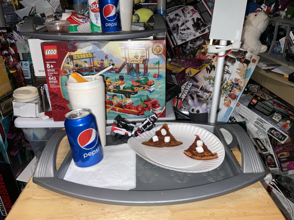 Transfan2's tweet photo. @JesseWittenrich @NightShiningPR @BotCon
Puggle IDW Galvy: Seeing #Crasher/#Fracture From #TransformersLegacy/#Transformers #Legacy Taking A Nap By 2 #GlutenFree #PepperoniPizza #Slices From #DominosPizza On That Tues.10/18/2022 Day! #GalvyTFs #Pizza #GalvyTFsPizza #Velocitron V2 https://t.co/XOberushJ2