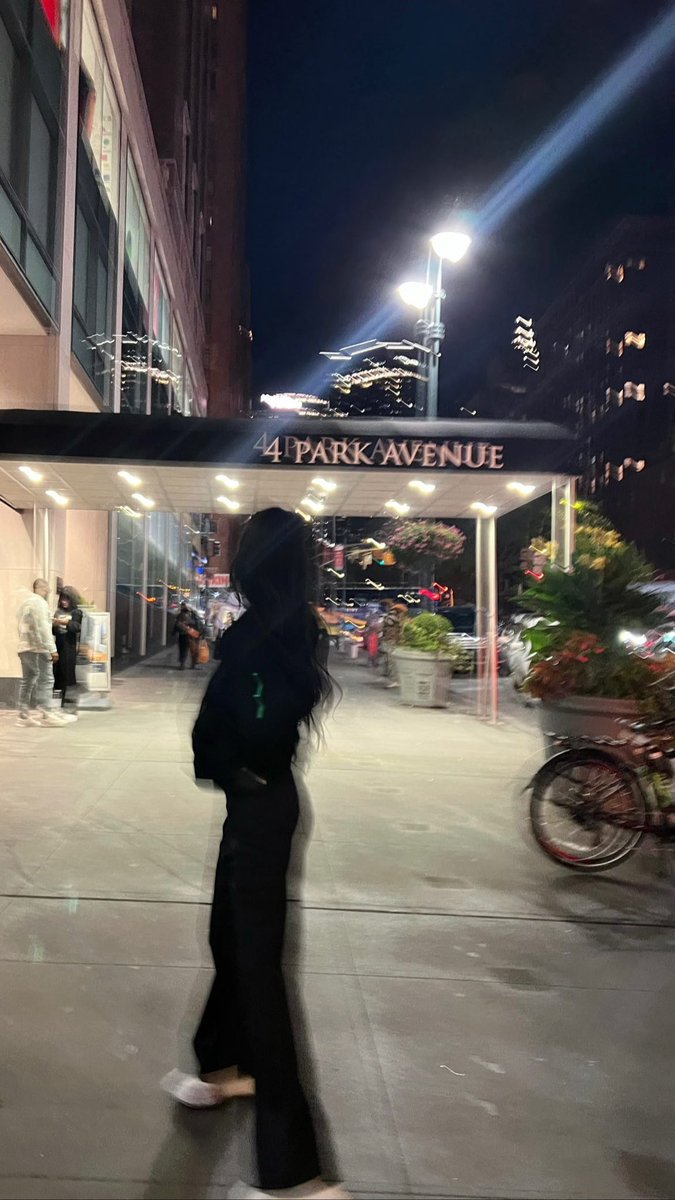 aekarinaw's tweet photo. The blurry face of a mysterious gal in front of 4 park avenue. She's enjoying her nights out in this wholesome town to recharge her energy. https://t.co/IyDmIhZauS