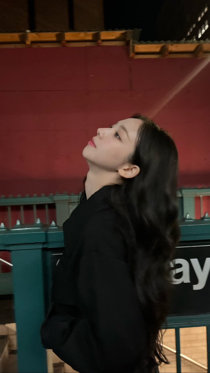 aekarinaw's tweet photo. Flip your hair and pose for this picture for MYs, i love this jacket so much it looks so chic and comfy at the same time. https://t.co/4NaLSfirfg