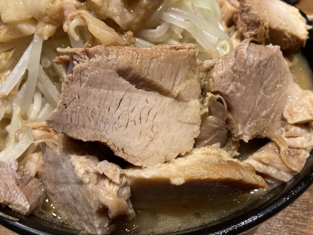 iwao_kanazawa's tweet photo. ラーメン豚嵐
豚嵐ラーメン(野菜ニンニク背脂) ¥900
豚増し ¥200
#ラーメン #らーめん #ラーメン豚嵐 #豚嵐 #豚嵐ラーメン #豚増し #豚増しラーメン #チャーシュー麺 #自家製麺 #ニンニク #あぶら #二郎系 #行列 #行列店 #東京 #蓮根 #ramen #butaarashi #garlic #jiro #tokyo #hasune https://t.co/jMXaOlRD9d