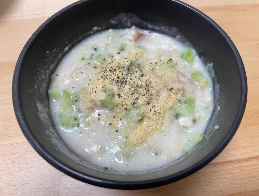 これ参考に鶏肉なかったのでベーコンで、オートミール加えてリゾットにしました。  