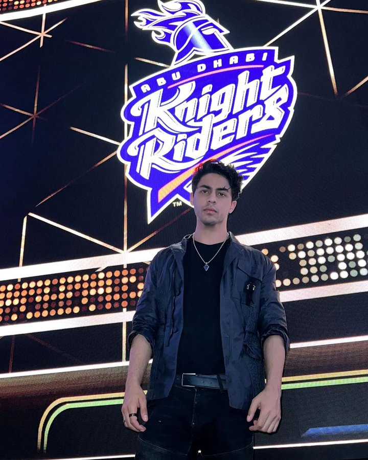 iMarsh007's tweet photo. What a look #AryanKhan can't wait for his debut....
#ShahRukhKhan #SRK𓃵 #srkbdaytshirt #SRKians #PathaanTeaser #Pathaan #100DaysToPathaan #Kanthara #KantaraInJapan https://t.co/Q3w1xk6VLB