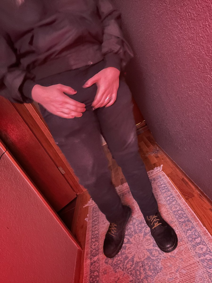 Casual emo bout to go smash on some necks wit my docs 😈🖤