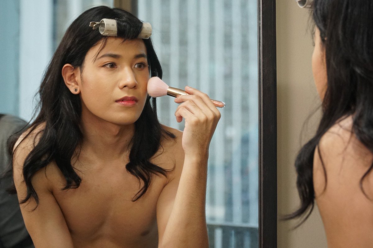 singtostjinx's tweet photo. when jane does his jenny makeup 🫠✨
the hair curler on his bangs tho omghaha 
#SingtoPrachaya 
#เจนนี่กลางวันครับกลางคืนค่ะ https://t.co/1TsUhlgpMp