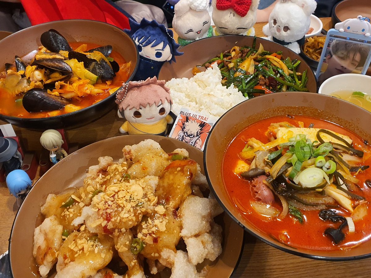 shuggu1230's tweet photo. 📍명동 란주라미엔(란주칼면)

4명이서 사천해물짬뽕도삭면, 마라탕도삭면, 사천유슬부추덮밥, 꿔바로우 주문해서 딱 배부르게 먹었음!
도삭면은 처음 먹어보는데 두툼해서 당면같은 느낌도 있고 특이했다 :)

#정한아_마니머거여ᄒᄒ 
#조슈아_먹어보슈아 https://t.co/hsXJXV8Z02
