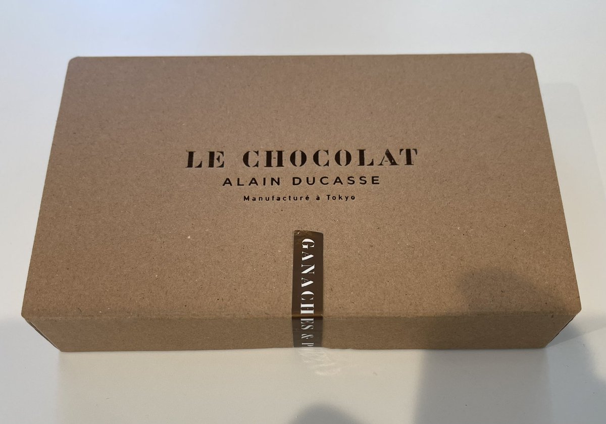 HidekiKono's tweet photo. #LE_CHOCOLAT
#ALAIN_DUCASSE
#ショコラ
 在宅勤務の時、少しずつ食べてきた。たまらなく美味しいボンボン•ショコラ！ https://t.co/tyxXoal11t