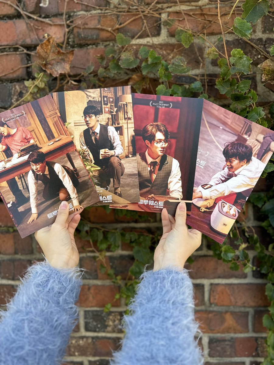 rnbtheatre_kr's tweet photo. [#트루웨스트] 친필 대사 미니 포스터 실물 공개!

영화보다 더 영화 같은🎬
친필 대사가 담긴 #미니포스터 
증정 이벤트🍞

- 이벤트 기간 : 10월 19일(수) - 10월 23일(일)
- 해당 회차 리 &amp; 오스틴 출연진의 미니 포스터 2종 증정

연극 <트루웨스트>
2022.09.06 - 11.13
대학로 TOM 2관 https://t.co/rKCtVOnicN