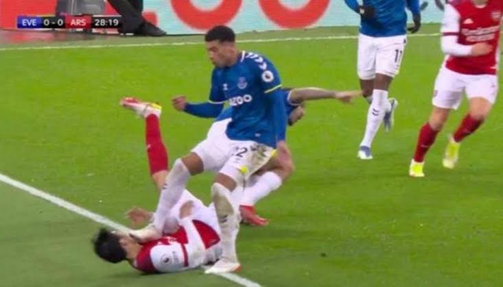 ellamyhealer's tweet photo. @channelstv 😂 Nigeria need better Defender right now, the type that can #tackle and bruise a #striker ASAP 😂😂 https://t.co/xsp5pHAxrT