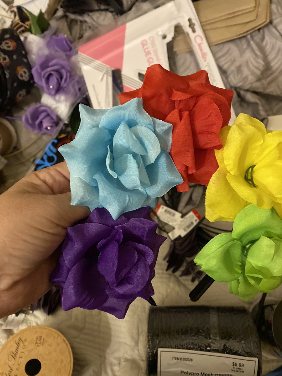 myfaithfulrose's tweet photo. Oh itβs going down! And I got my new bad bitch gun glue gun. #DiaDeLosMuertos #LetsCraft https://t.co/acZEThSCVI