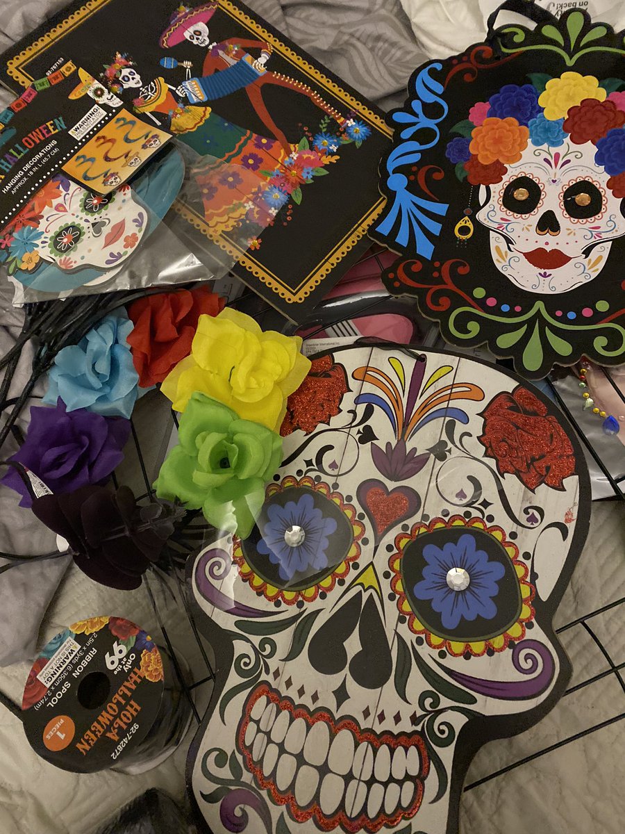 myfaithfulrose's tweet photo. Oh itβs going down! And I got my new bad bitch gun glue gun. #DiaDeLosMuertos #LetsCraft https://t.co/acZEThSCVI