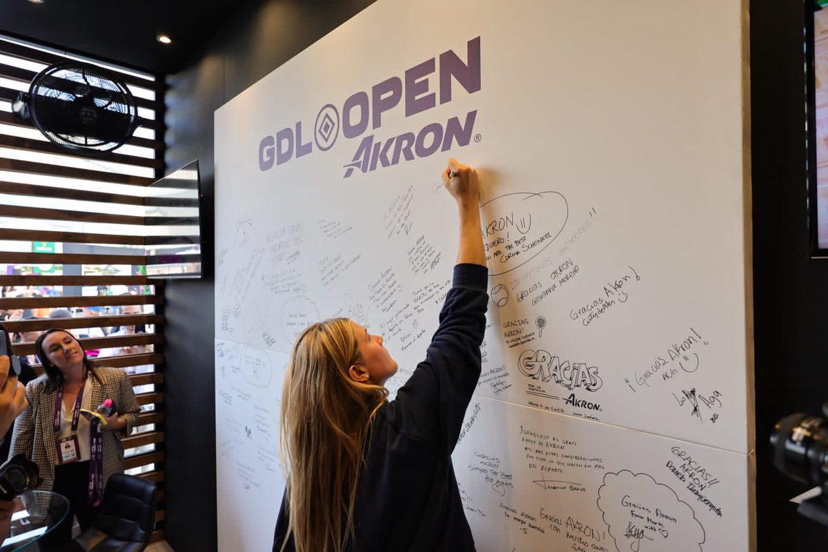 Preparen las pelotas, gorras y sus mejores sonrisas. ¡Es la firma de autógrafos de <a href="/geniebouchard/">Genie Bouchard</a> 🇨🇦! 

😃✌️🎾

#WTA #GDLOPENAKRON #WTA1000 #Somos1000