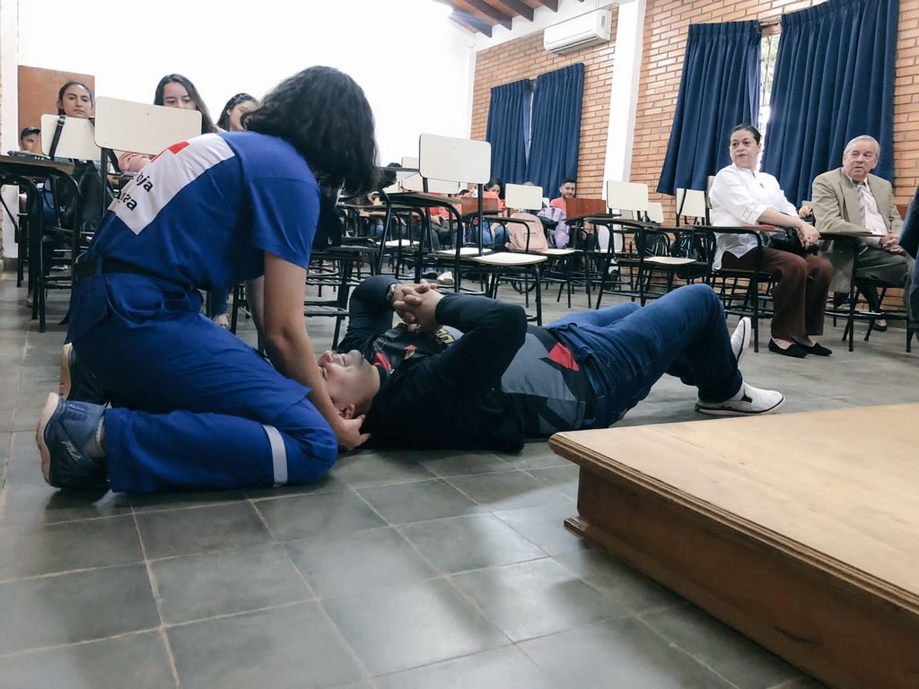 Se realizó capacitación en #PrimerosAuxilios en la Facultad de Ciencias Jurídicas dirigido a alumnos, docentes y colaboradores, con el Prof. Dr. Javier Cubas, docente de la Facultad de Medicina UC Guairá.