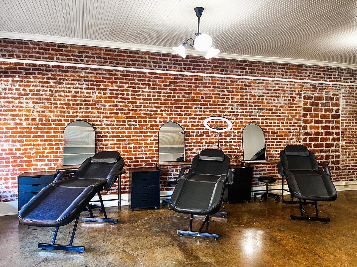 brittanyxbryson's tweet photo. the new salon is a vibe 😍⚡️ https://t.co/t4FIPHlmuR