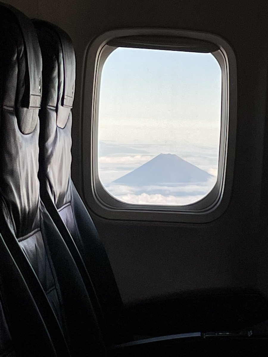 JETFUN6's tweet photo. #JAL
#日本航空
#富士山

早朝のフライト✈️中に、富士山🗻が見れました。 https://t.co/oqMx0idSse