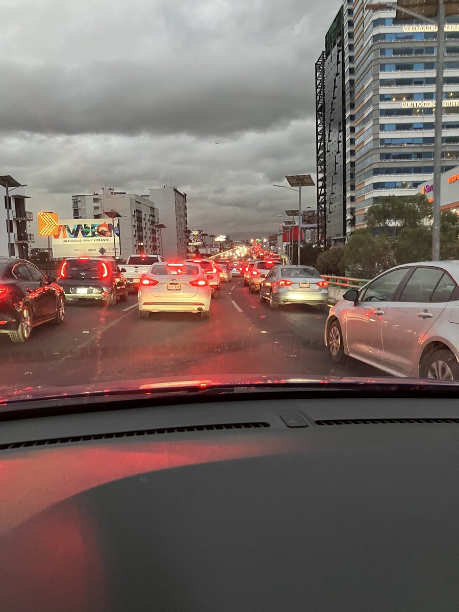 Chez_Lin's tweet image. En momentos como este, pienso seriamente vivir en otra ciudad… #trafico #segundopiso #periferico