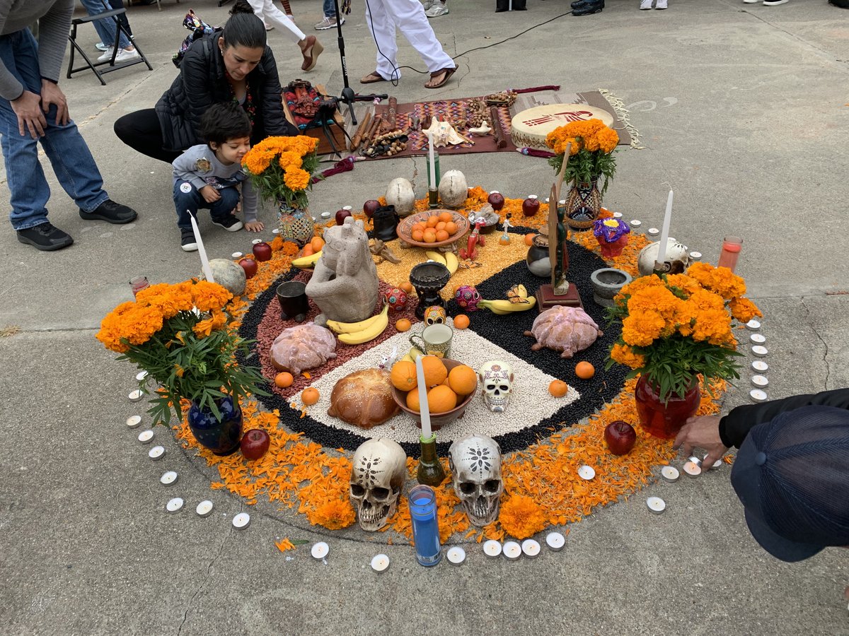 veromundo_store's tweet photo. The difficulties to organize a Día de los Muertos event was the inspiration for my book "Halloween vs. Día de los Muertos". I love celebrating this meaningful tradition. 
#Diadelosmuertos #veromundo #Tradition https://t.co/OfwkNRv2U5