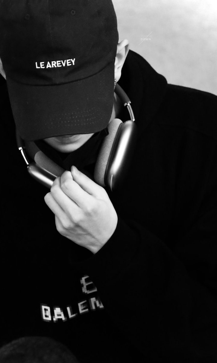 touch6down's tweet photo. 221018 New York Departure📸️

#ENHYPEN #희승 #HEESEUNG https://t.co/GyeLMJ8Ghz