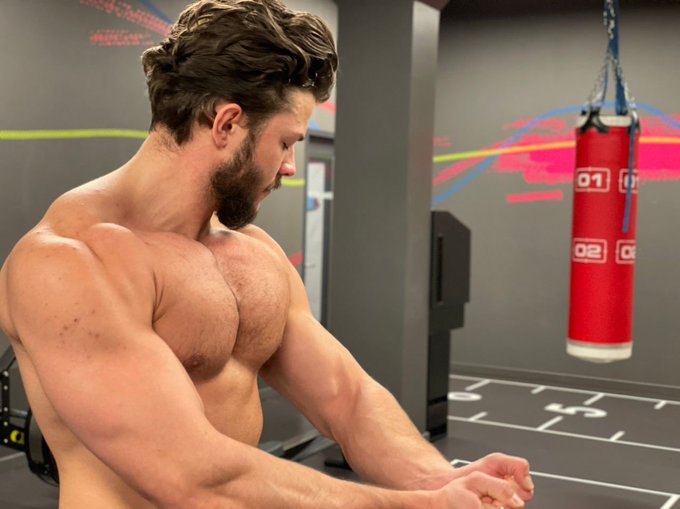 look at that full chest https://t.co/JbfbpSdXou