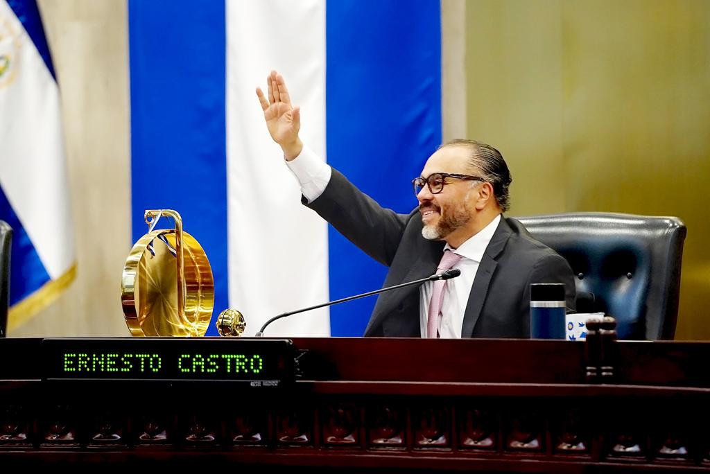 ECastroES's tweet photo. Amigos de la Diáspora, hermanos salvadoreños:

Sean bienvenidos a esta plenaria. Este es un gran día y me siento muy complacido de que estén aquí para ser testigos de la historia.

Esta es la casa del pueblo, esta es y será siempre su casa. https://t.co/TqXCmkrbYW