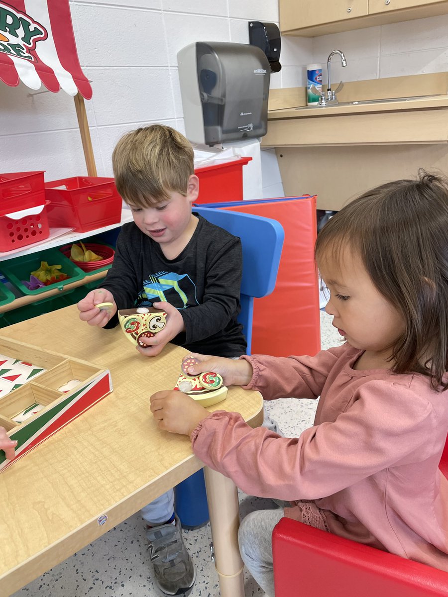Sharing + making pizza together 🍕 @dps109 @earlylearn109
