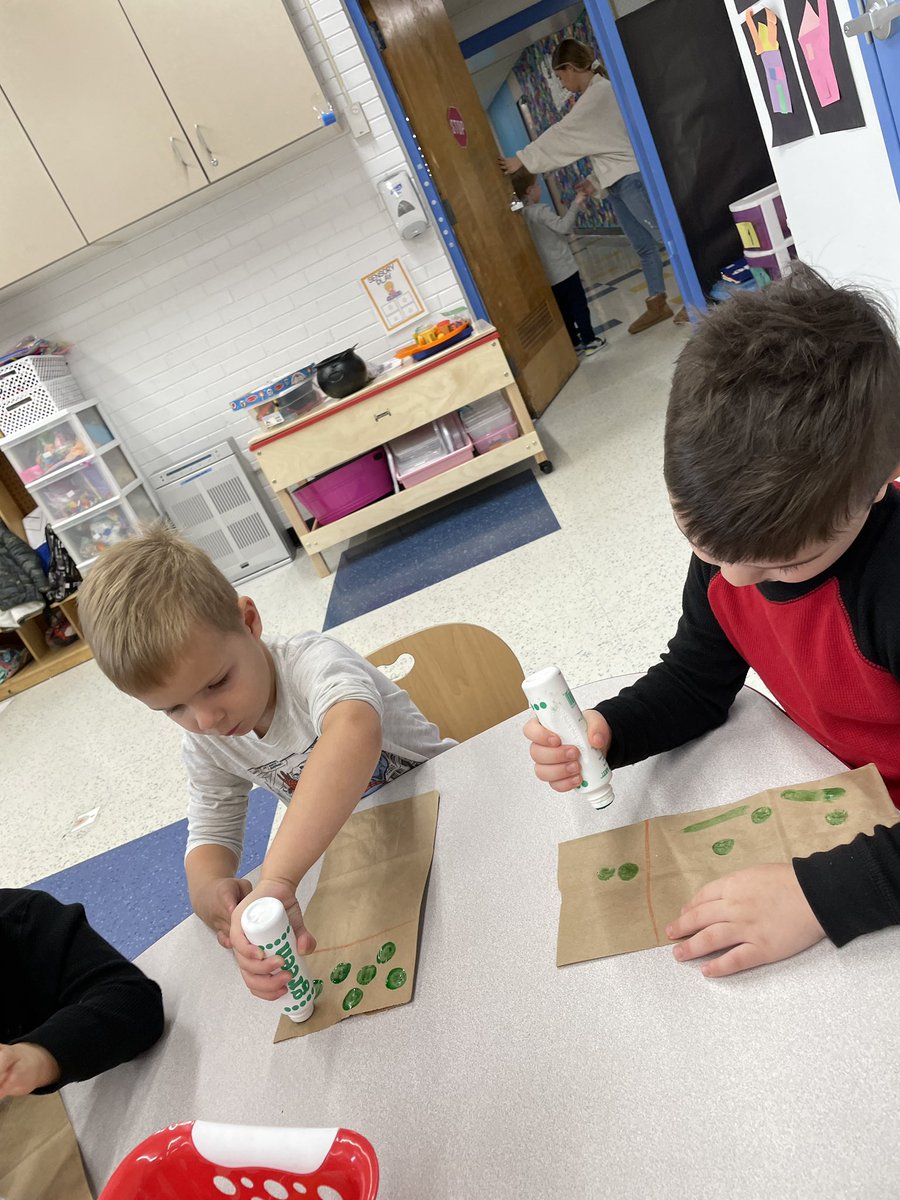 Dot paint to make paper bag pumpkins to use in our dramatic play area. I love when the students take part in creating our dramatic play! @dps109 @earlylearn109