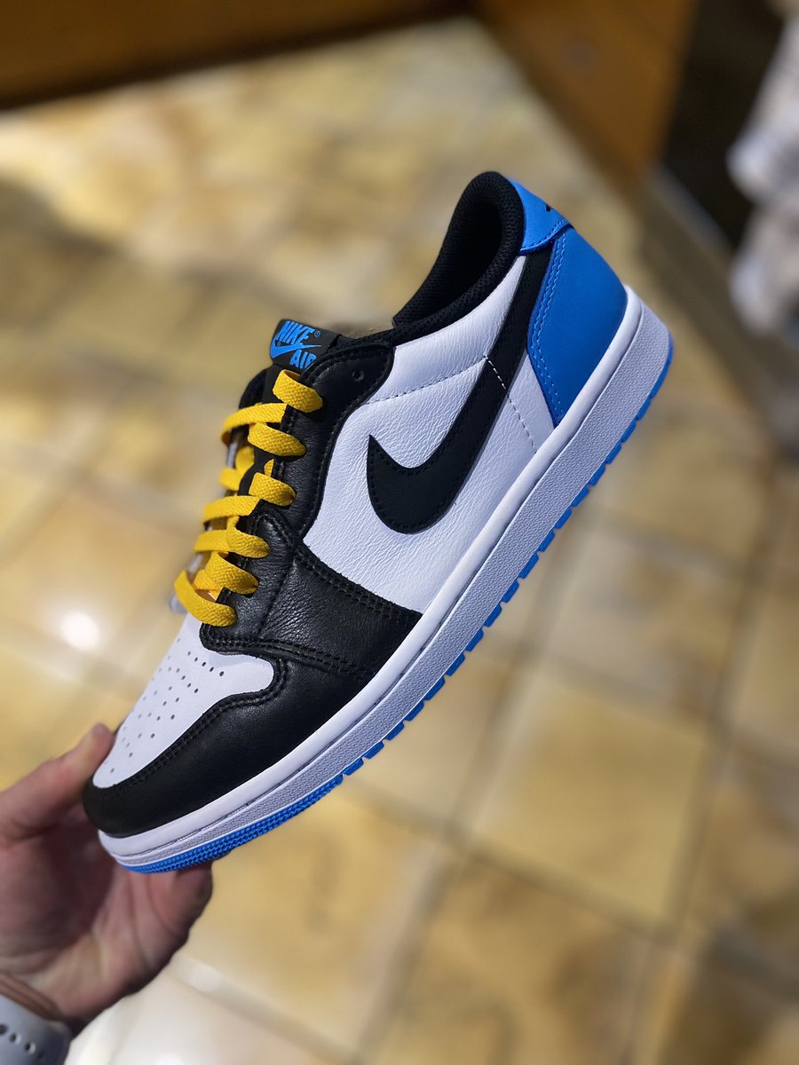 Travis__Tee's tweet photo. A lace swap can make or break a👟
🥶
#sneakers #shoes #jordan #nike #yoursneakersaredope #swoosh #sneakerhead #clean #cold #lacelab https://t.co/YMgfNBhZ40