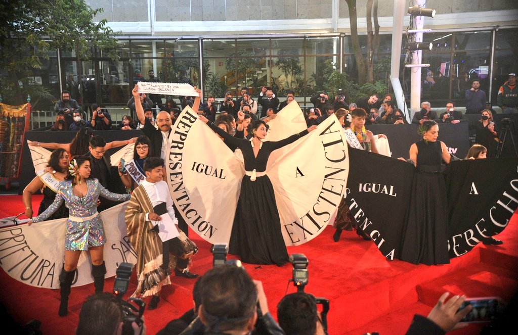 PeriodistasU's tweet photo. Poder Prieto presente en la alfombra roja de los premios @losmetromx #LosMetro donde se celebra lo mejor del teatro mexicano en el Centro Cultura del Bosque.  Fotos: @alexmelon #poderprieto @poderprieto_mx https://t.co/WeXQqeqde9