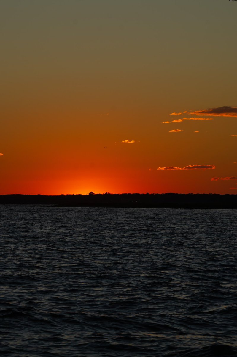 rivsauber's tweet photo. 🌅
#sunset #sunsetphotography #sunsets #longislandsunsunset #goldenhour #sonyalpha #octobersunset https://t.co/YNlZohbfSH