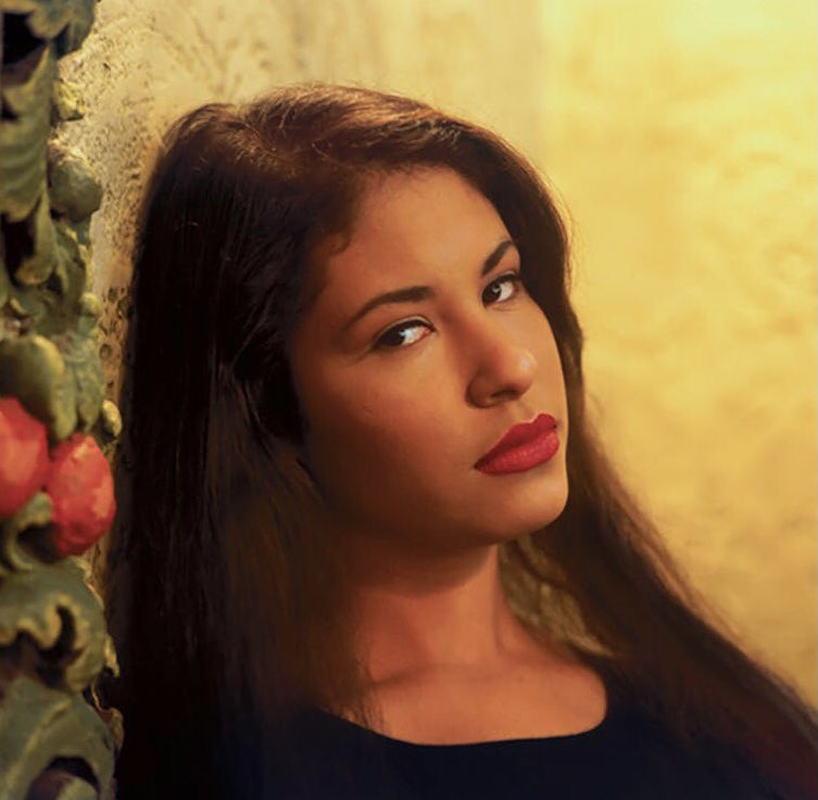 RT @90sdose: Selena Quintanilla photographed by John Dyer (1995) https://t.co/dVwcynIuhz