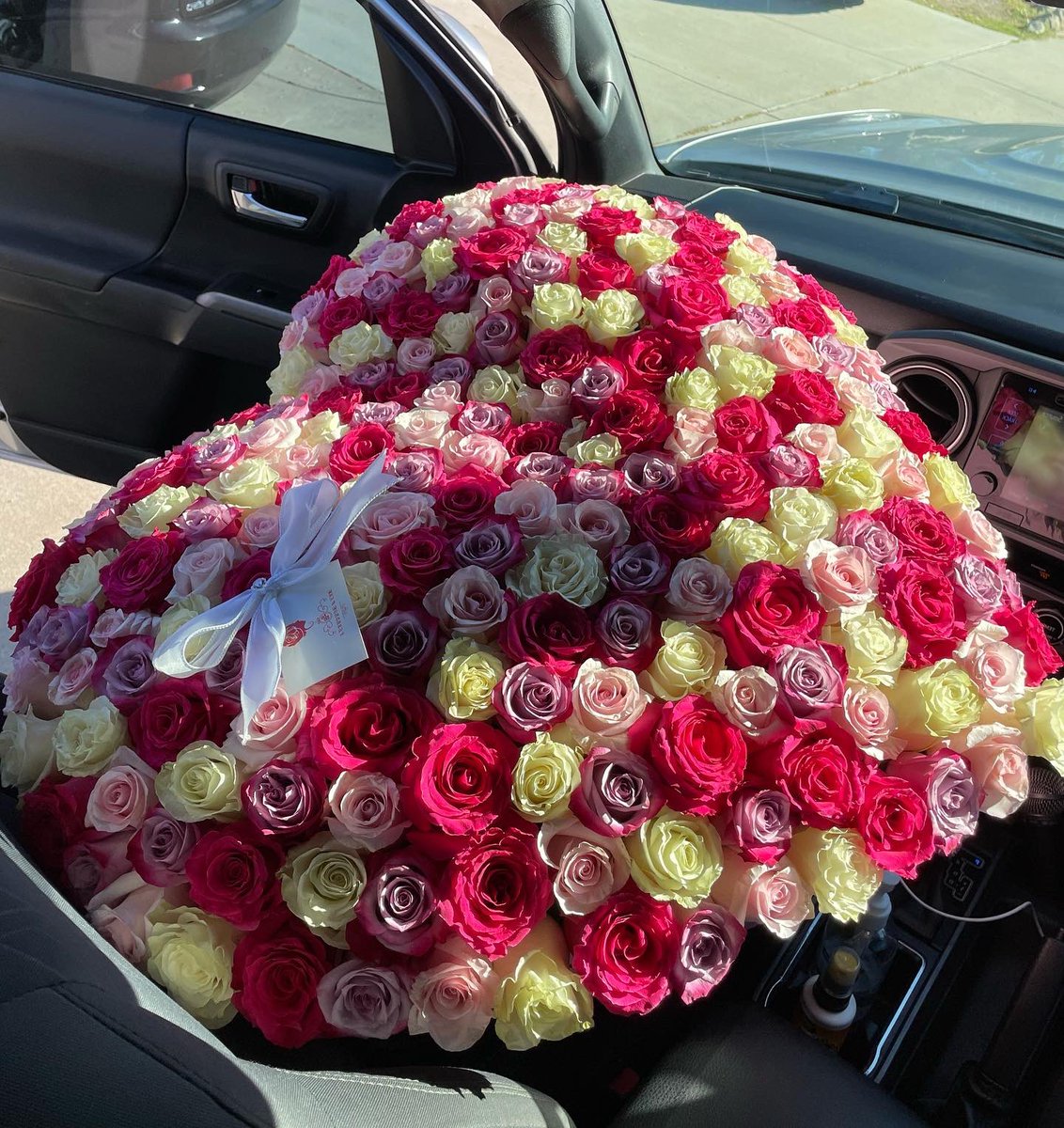 kbdlr00's tweet photo. I can’t breathe 😍💕💓 IG: Beta.Bouquets https://t.co/AaLTMEzP5M