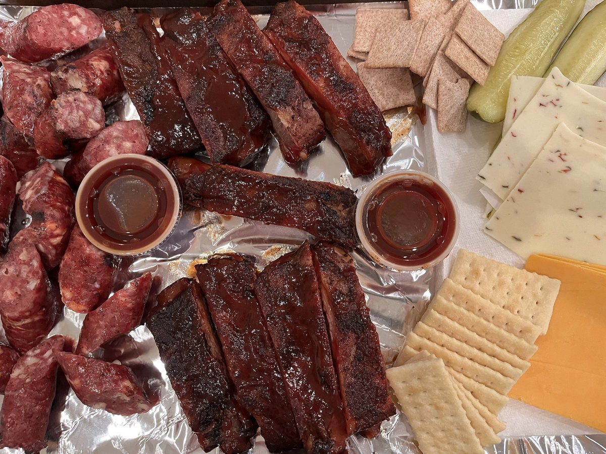 CoachHubbyProbz's tweet image. Girls texted requesting deer sausage…I was craving ribs.  Picked up ribs from Gator Jr’s on the way home, grilled some sausage, threw together some cheese, crackers &amp;amp; pickles… and the rest is history. No fancy plating…just placed it all on a sheet of foil.  #simplesupper