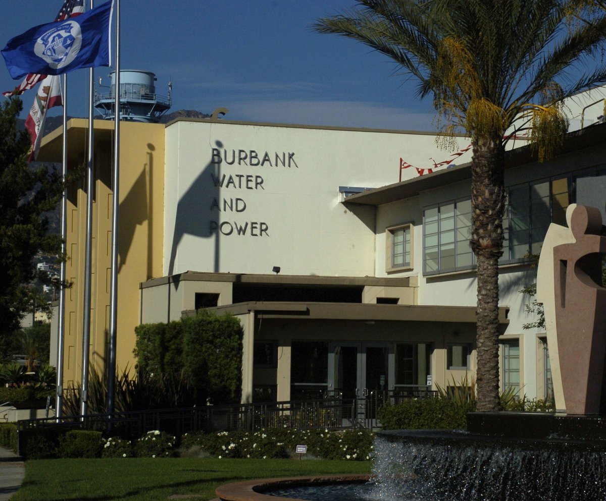 myBurbankNEWS's tweet photo. Burbank Moves to One-Day Per Week Outdoor Watering Schedule Starting November 1 — During the colder months of November through March, outdoor irrigation will be allowed on Saturdays only #Burbank #drought #water #WaterandPower - Read the story
https://t.co/EHTNKpSZ3y https://t.co/f5jStbsICG