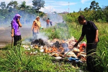 uulfa9925's tweet photo. Stop Bakar Sampah Karna Sampah Itu Untuk dKelolah Bukan dBakar 
#WeLoveProbolinggo
#WeLoveCities
#MajenganBerlari
#KecamatanMayangan https://t.co/754SYjt6r1