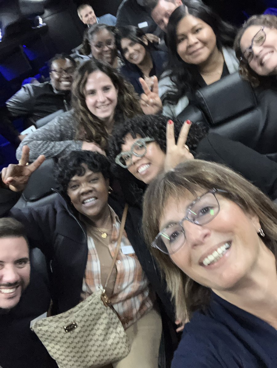 YRG0216's tweet photo. @BofA_News Neighborhood Builders at Goodwill. #coolbus #neighborhoodbuilders https://t.co/EuiyDu9E8d