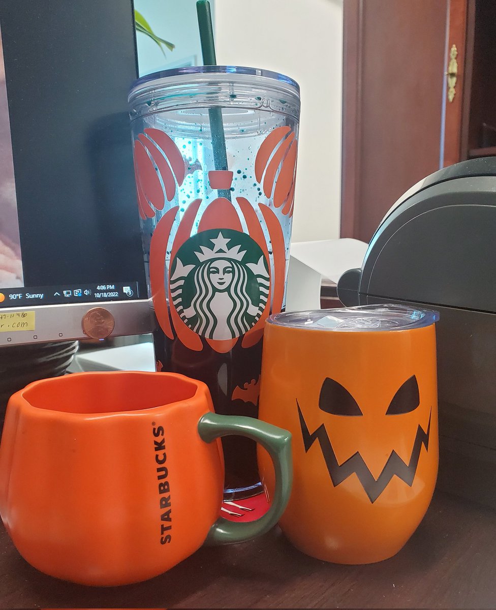 mandapanda537's tweet photo. Look at this stuff..isn't it neat? Wouldn't you think my collections complete...
If ya didn't know that I'm kinda partial to all things pumpkin..im pretty sure my desk speaks for its self! 😉 https://t.co/6CxqgwSGQK