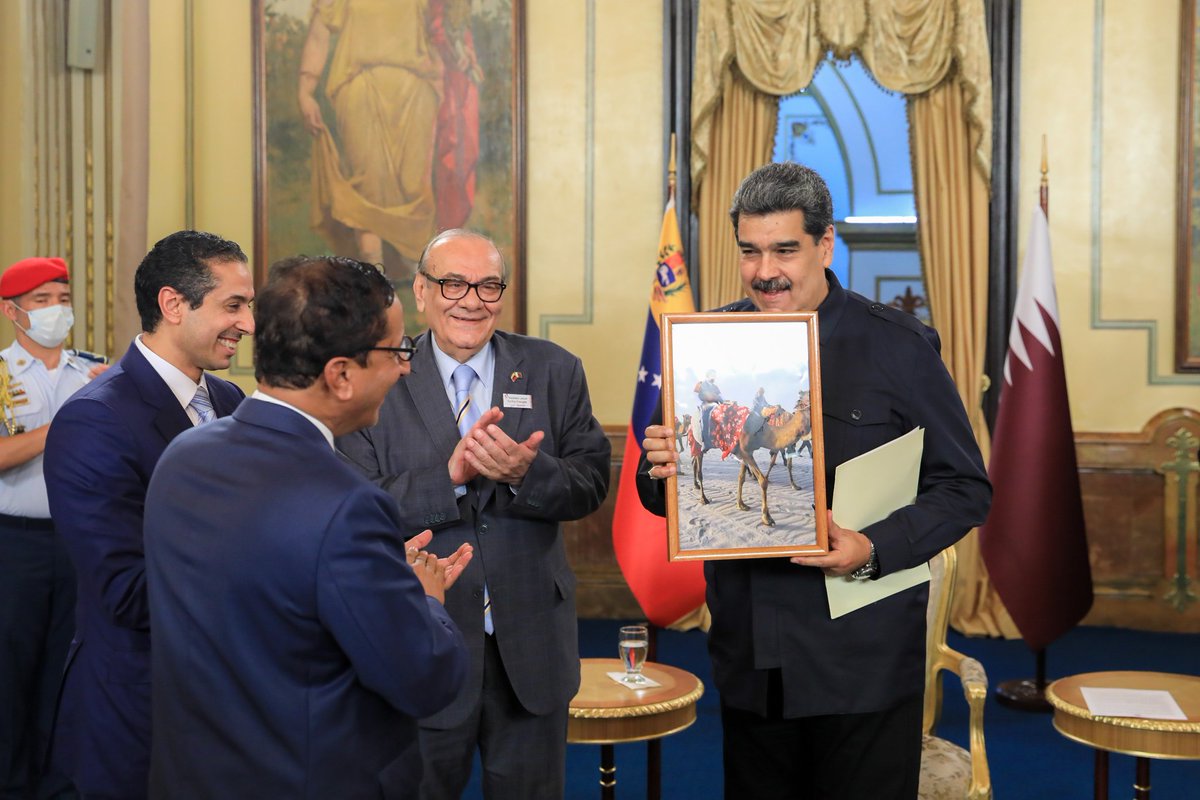 NicolasMaduro's tweet photo. Le agradezco a la importante delegación qatarí, este bonito detalle, un hermoso cuadro que me trae buenos recuerdos de nuestra visita oficial a su bello país. ¡Na Guará! Con Cilita. https://t.co/k0lDE8oejJ