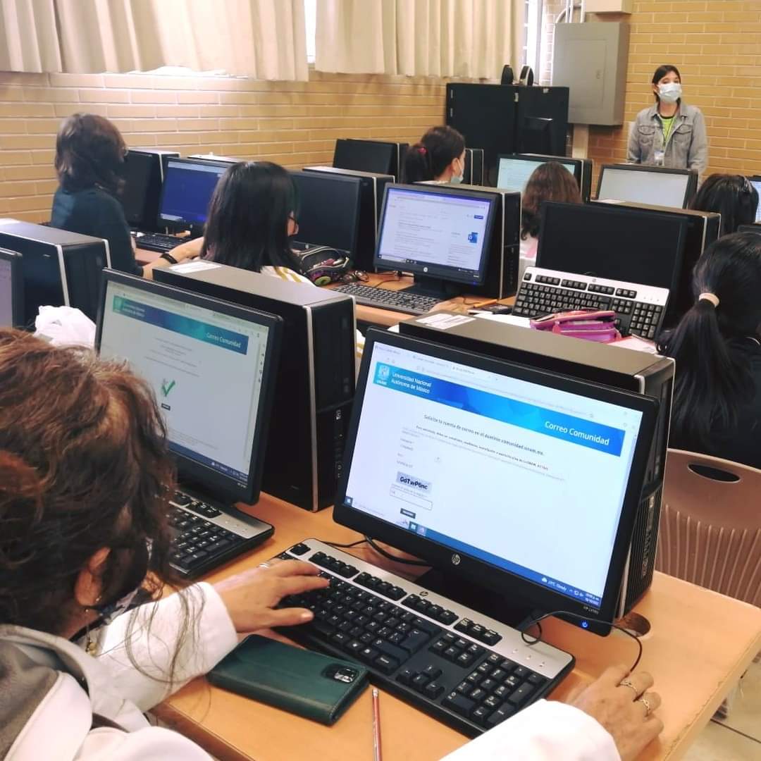 UNAMdigital's tweet photo. Alumnos de iniciación universitaria recibieron asesoría para solicitar y configurar su cuenta de correo en el dominio @comunidad.unam.mx 

¡Nos encantó conocerlas y conocerlos! 🤩

#GiraDGTIC #DGTICentuPrepa #TodosenLíneaconlaUNAM #Prepa2UNAM #iniciaciónuniversitaria #ENP2 https://t.co/7qSAFiyydg