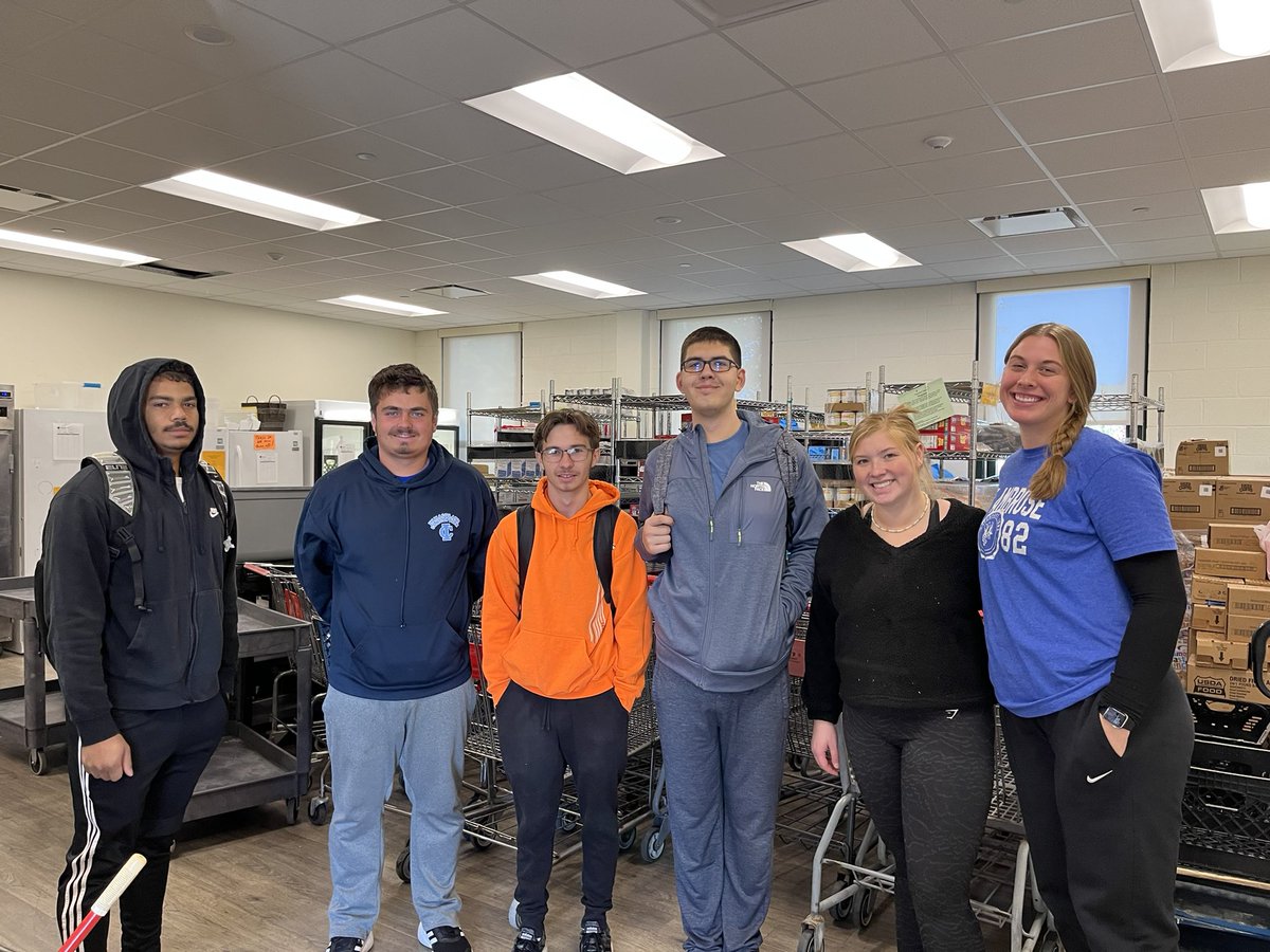 JasonSenjem's tweet photo. Thanks @stambrose students and @Enactus_USA for launching the Bee Nourished food pantry today in collaboration with Davenport Community Food Pantry and Vine Ministry! 24 families served! https://t.co/4BCBXnKUZJ