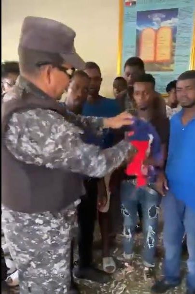 Policía dominicano se burla de haitianos al ultrajar su bandera dlvr.it/SbKDDL #NDigital