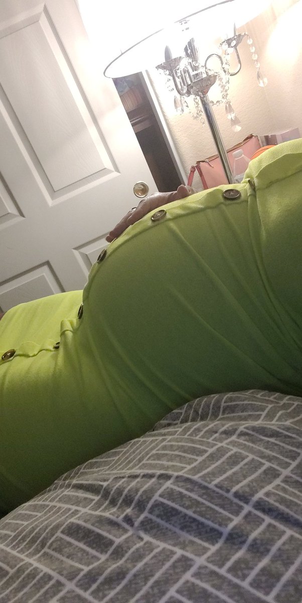 Scorpiobaby_4's tweet photo. Now accepting belly rub volunteers 🤰🏽#pregnant #bellykink #pregnantbelly #pregnantkink #roundbelly
#pregnantmom #pregnancycontent https://t.co/f7uNttX6yo