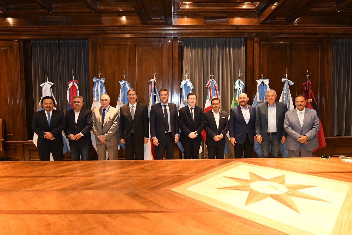 GustavoSaenzOK's tweet photo. En Santiago del Estero, los gobernadores del @nortegrande_ar nos reunimos con el ministro de @Economia_Ar, @SergioMassa y su equipo de trabajo, para tratar temas de agenda nacional y de nuestras provincias 🤝🏻

(+) https://t.co/04garDSIhi