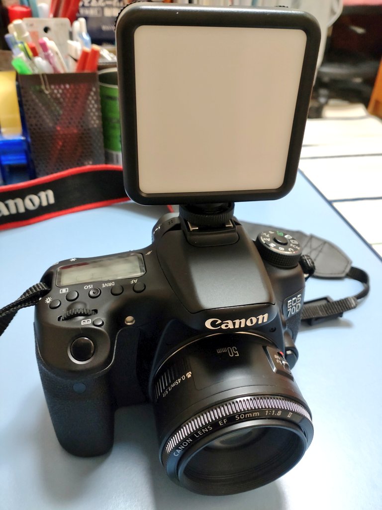 OKAUTECH_0815's tweet photo. 注文したLEDビデオライト🔦📸が届きました😌🙌
なるほど…🤔暗いところや物撮りには最適かもね😊👍
#LEDビデオライト
#VL81 #VIJIM https://t.co/J9l3Tx4PgX